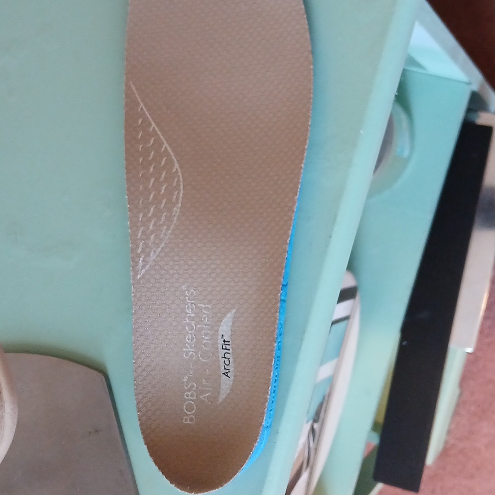 Bob's Skechers Air-cooled Arch Fit Size 8 1/2 - Picture 3 of 11
